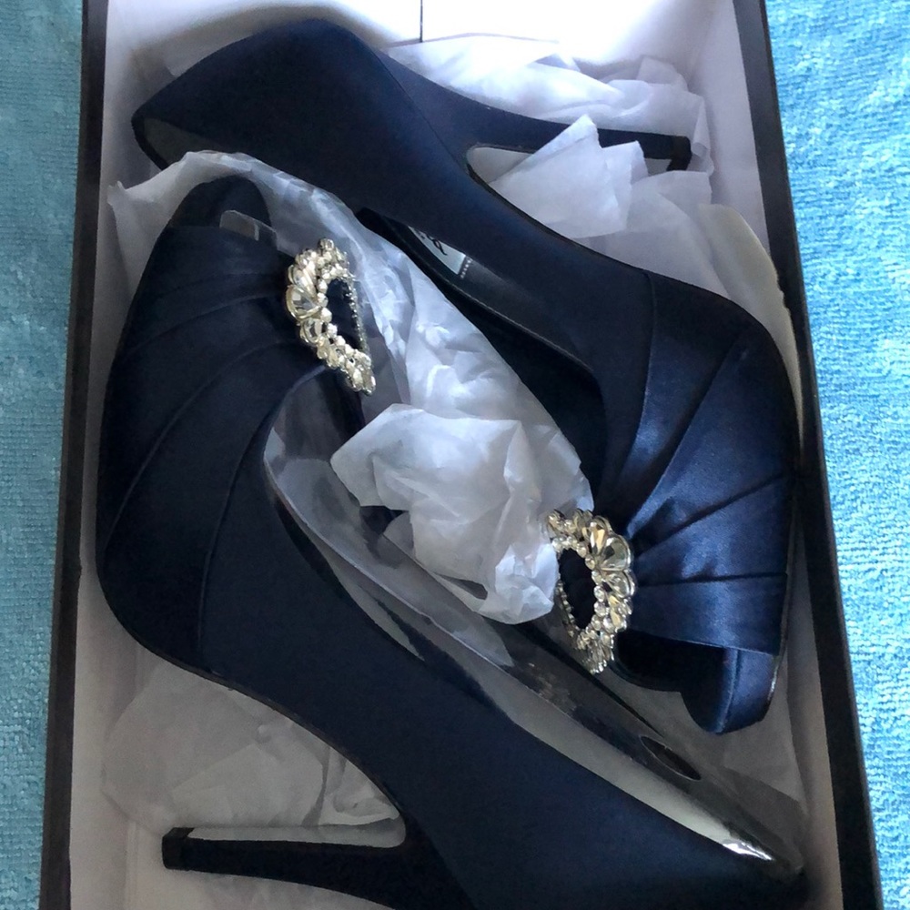Nina size 8 Navy Satin open toe pumps.